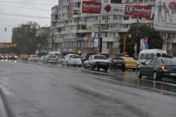 Aproape 9.000 de poliţişti, pregătiţi să intervină în caz de inundaţii